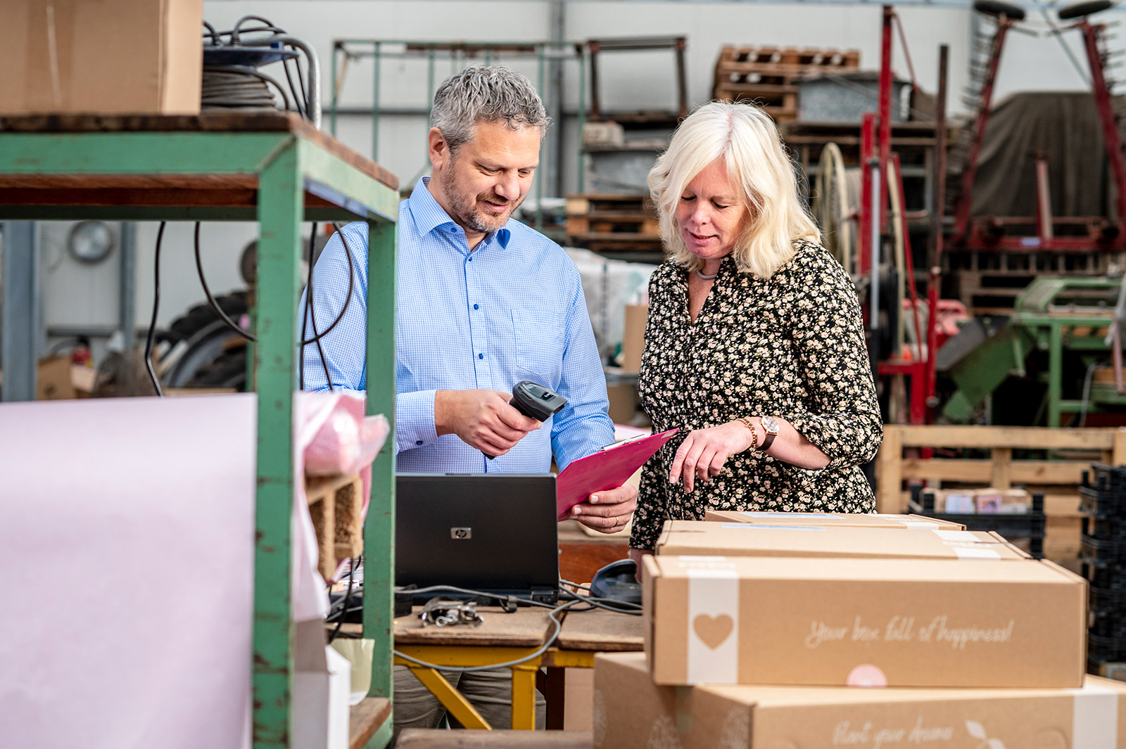 Productiemedewerkers overleggen op de werkvloer.